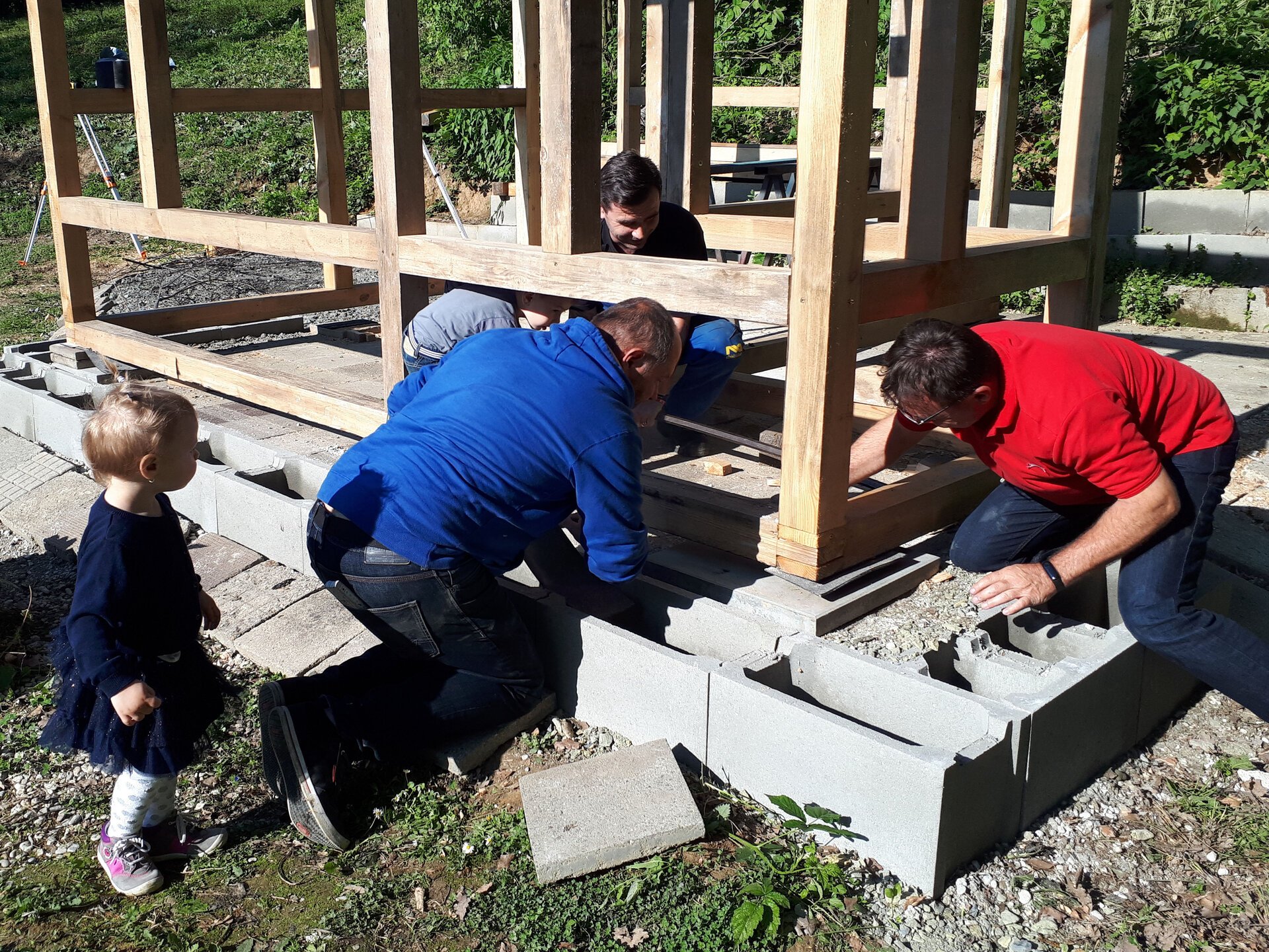 Včelaříci při práci